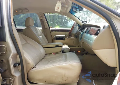 2010 Lincoln Town Car Signature Limited z USA, uszkodzony, nr VIN 2LNBL8CV5AX613980